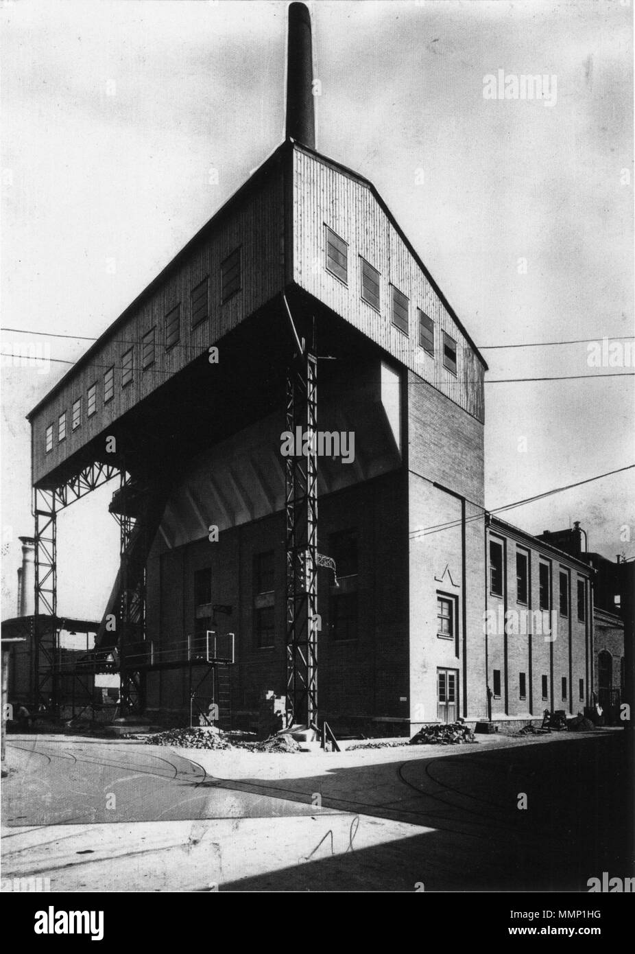 . Anhaltisches Theater Dessau : Deutsch : im neuen Maschinen- und Kesselhaus, Architekt Hubert Ritter, befanden sich zwei 700 PS starke Kühlmaschinen für die hygienische Verarbeitung des Fleisches. Im Kesselhaus stellten 3 Großkessel Heizleistung die nötige für das Areal bereit. . 1926. Atelier Hermann Walter Bernhard Müller (* 1860 - † 1930) Karl Walter (* 1877 ; † 11 octobre 1940) 30 L'AHW Maschinen Kesselhaus Leipzig 1926 Anhaltisches Theater Dessau Banque D'Images