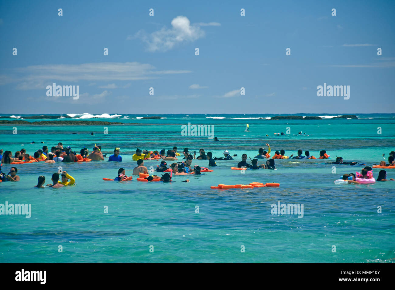Foule de touristes profiter des piscines naturelles ou 'tempête' au large de la côte de Maragogi, Alagoas, Brésil Banque D'Images