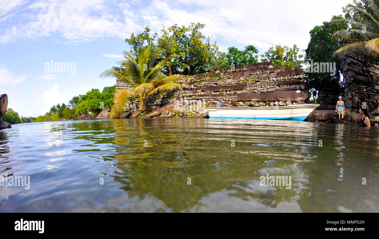 Bateau amarré en face de l'ancienne structure à Nan Madol, site archéologique, Pohnpei, États fédérés de Micronésie Banque D'Images