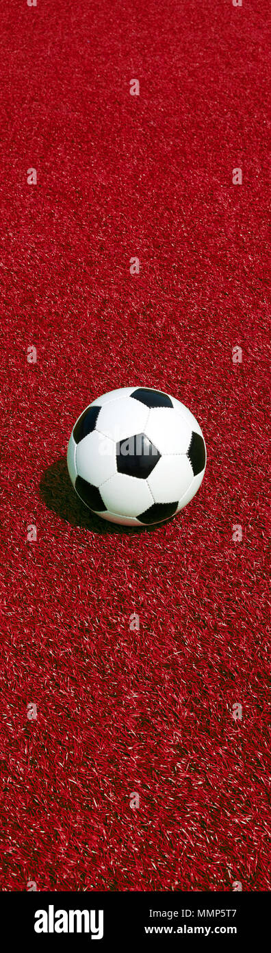 Ballon de soccer sur la masse rouge, format panoramique, le format portrait sur bannière football, Banque D'Images