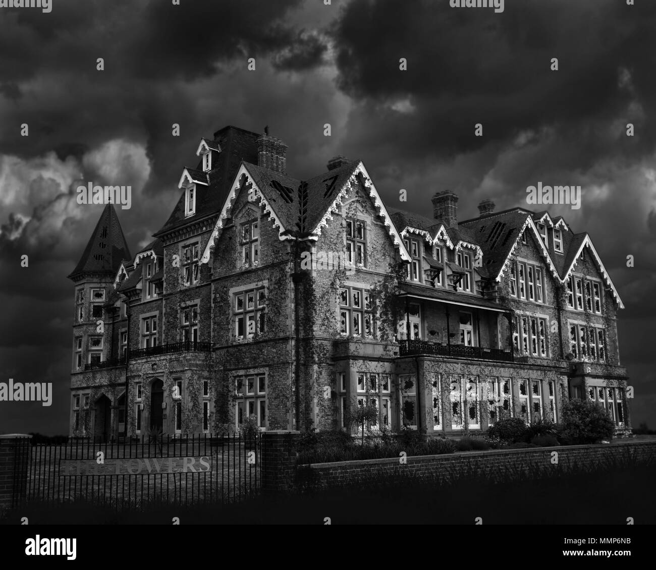 Cette image est une photo manipulation d'un bloc d'appartements qui est en bon état et fait pour sembler comme s'il s'agit d'épaves, délabré et hanté. Banque D'Images