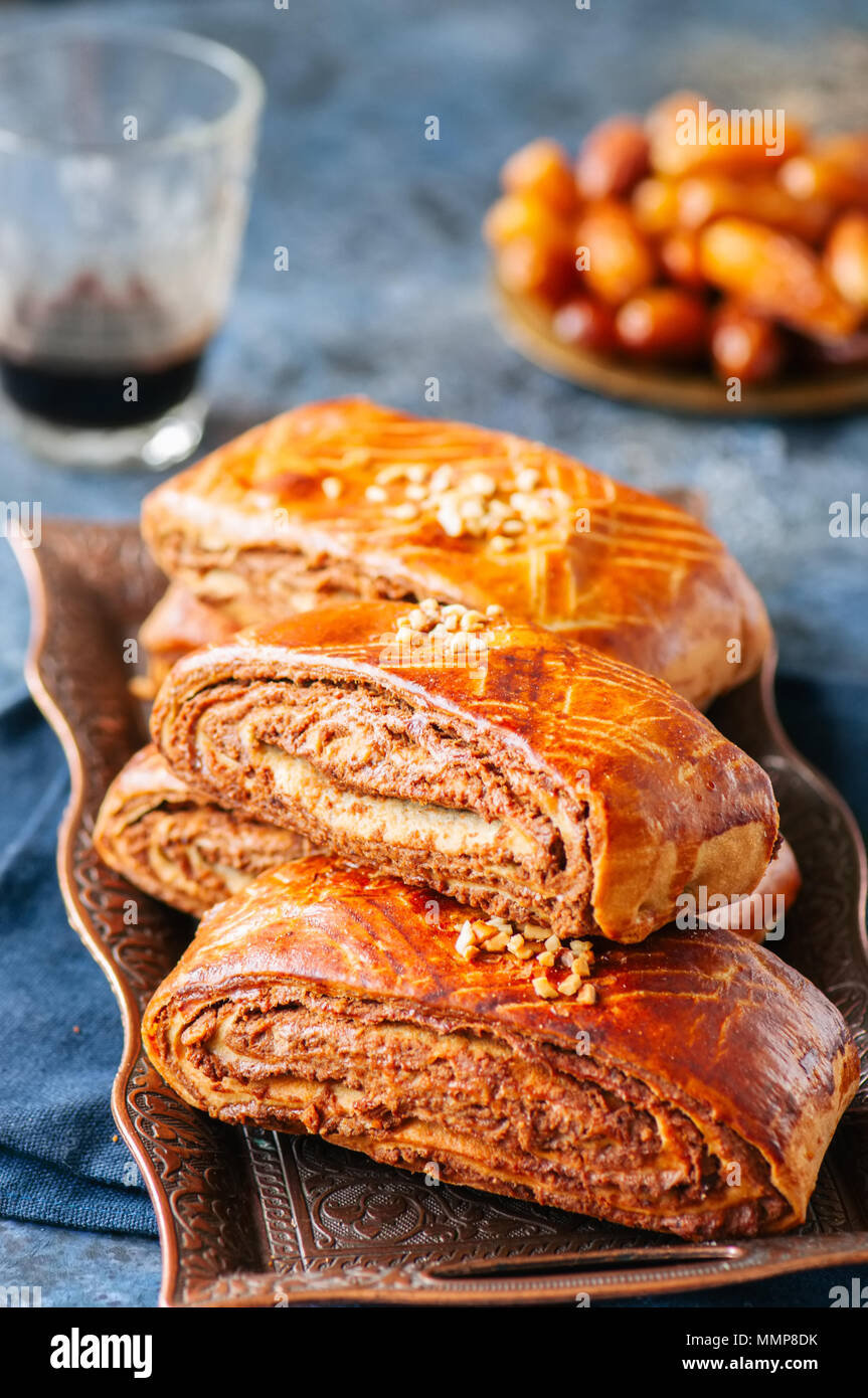 Rouleau à pâtisserie traditionnelle turque avec du chocolat et noix  remplissage-pastich servi sur un plateau vintage Photo Stock - Alamy
