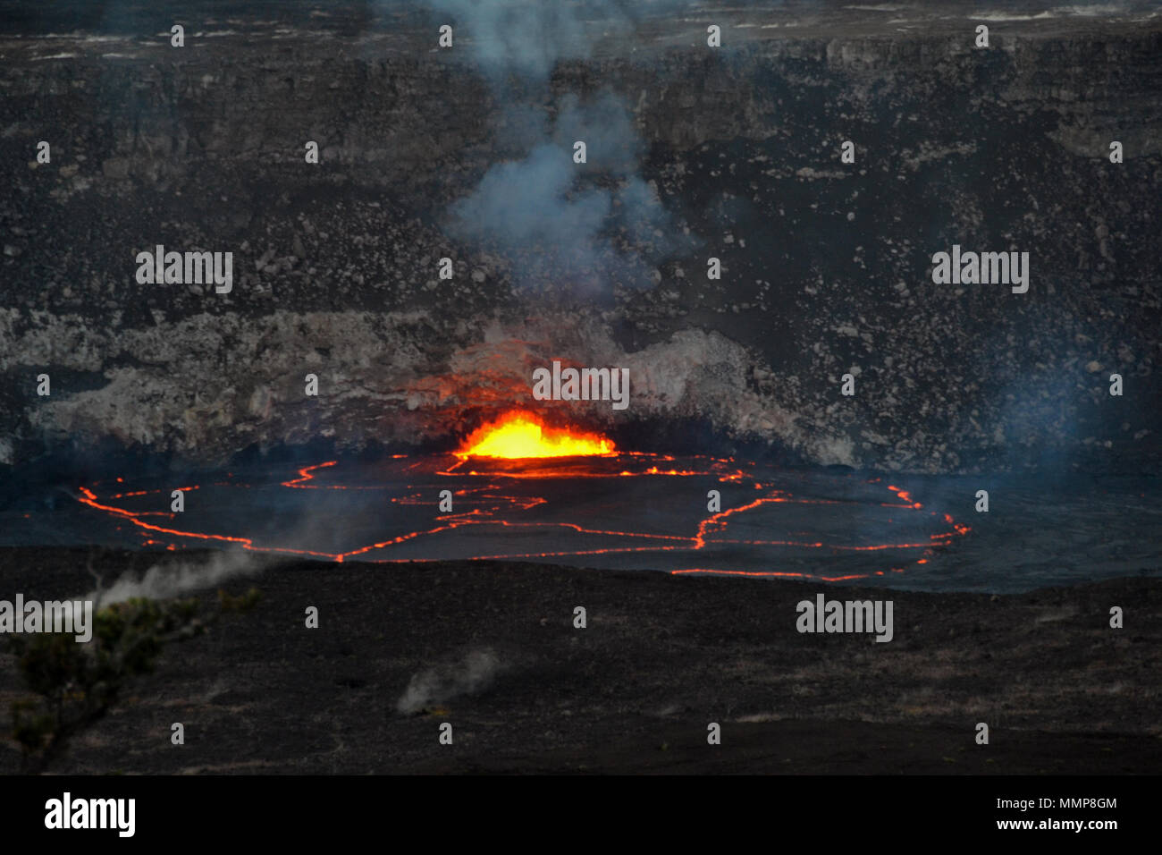 Explosion de lave actives à l'intérieur du cratère Halemaumau la nuit, Kilauea Volcano, Volcanoes National Park, Big Island, Hawaii, USA Banque D'Images