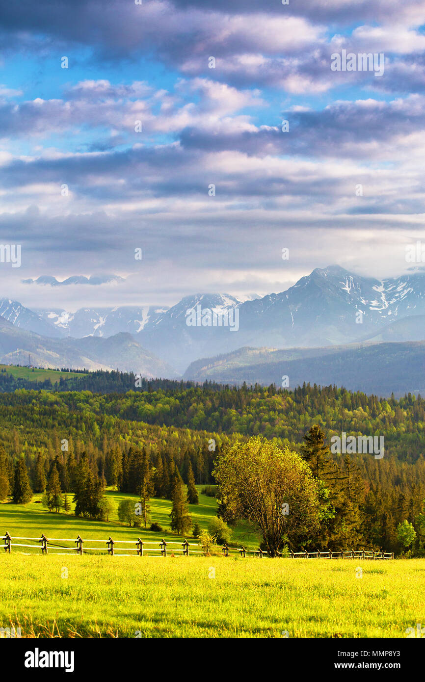 Lumière du soir d'inspiration au printemps. Coucher du soleil dans les montagnes Tatras, en Pologne. Sur la crête de montagne ciel nuageux Banque D'Images