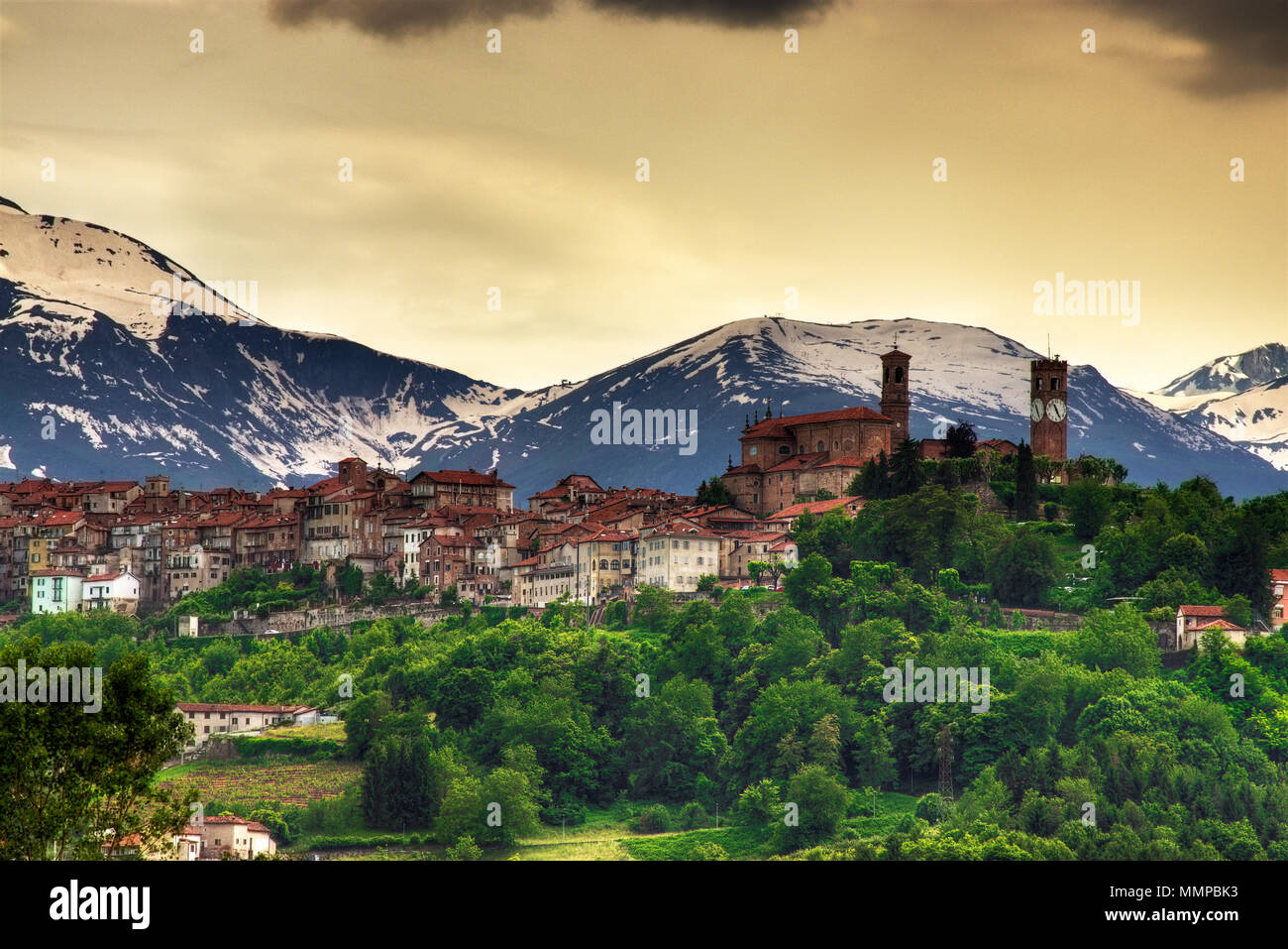 Vue de la partie supérieure et la partie la plus ancienne (Piazza) de la ville de Mondovì, avec l'arrière-plan des Alpes. Mondovì, province de Cuneo, Piémont, Italie du Nord. Banque D'Images