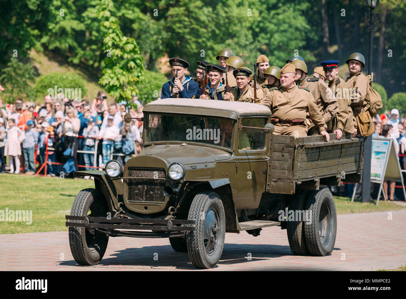 Gomel, Bélarus - 9 mai, 2016 : Histoire de soldats soviétiques russes en uniforme camion militaire ZIS-5C. Scène de Reconstitution Historique DE LA SECONDE GUERRE MONDIALE Le temps, CEL Banque D'Images