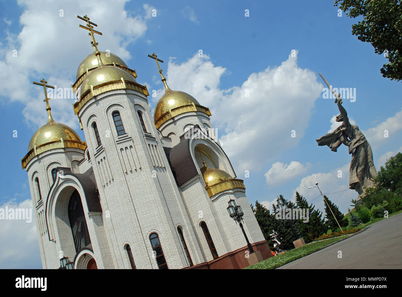 L'Église de Tous les Saints et le géant 'La Patrie Appels' statue à Kurgan Mamaïev à Volgograd, Russie Banque D'Images