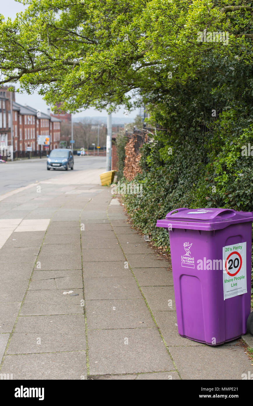 Un conseil de ville Merseyside violet wheelie bin sur Upper Parliament Street, Liverpool, doté d''un chêne et lierre et un 20-mile signe sur l'bin Banque D'Images