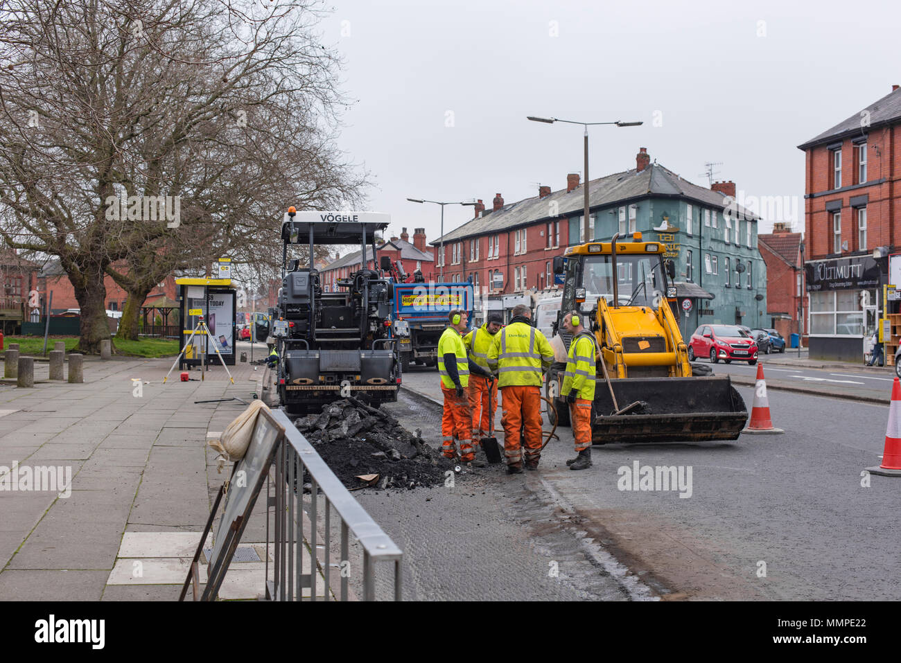 Travaux routiers - constructeurs en hi-vis vestes sur Smithdown Road, Liverpool Banque D'Images