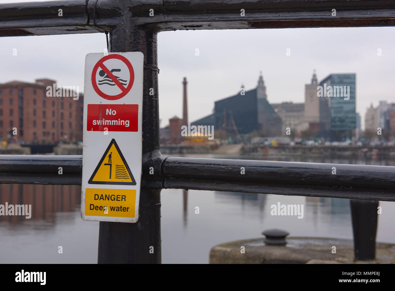 Un détail de la piscine aucun signe, Salthouse Dock, Liverpool, avec des bâtiments emblématiques dans l'arrière-plan Banque D'Images