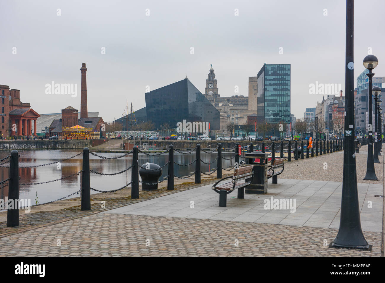 Salthouse Dock, Liverpool, avec des bâtiments emblématiques dans l'arrière-plan, avec un banc et un lampadaire Banque D'Images