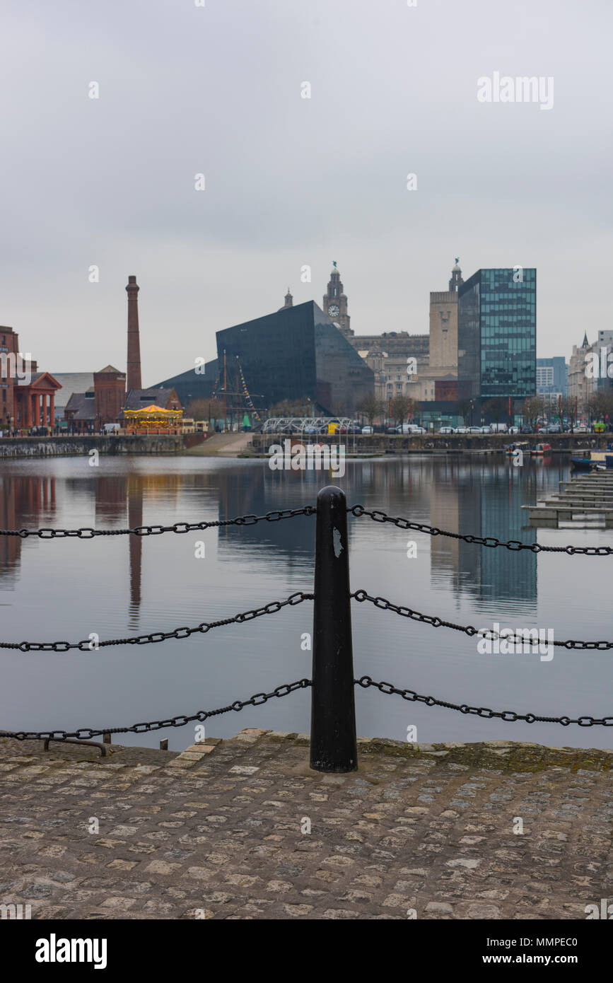 Salthouse Dock, Liverpool, avec des bâtiments emblématiques dans l'arrière-plan Banque D'Images