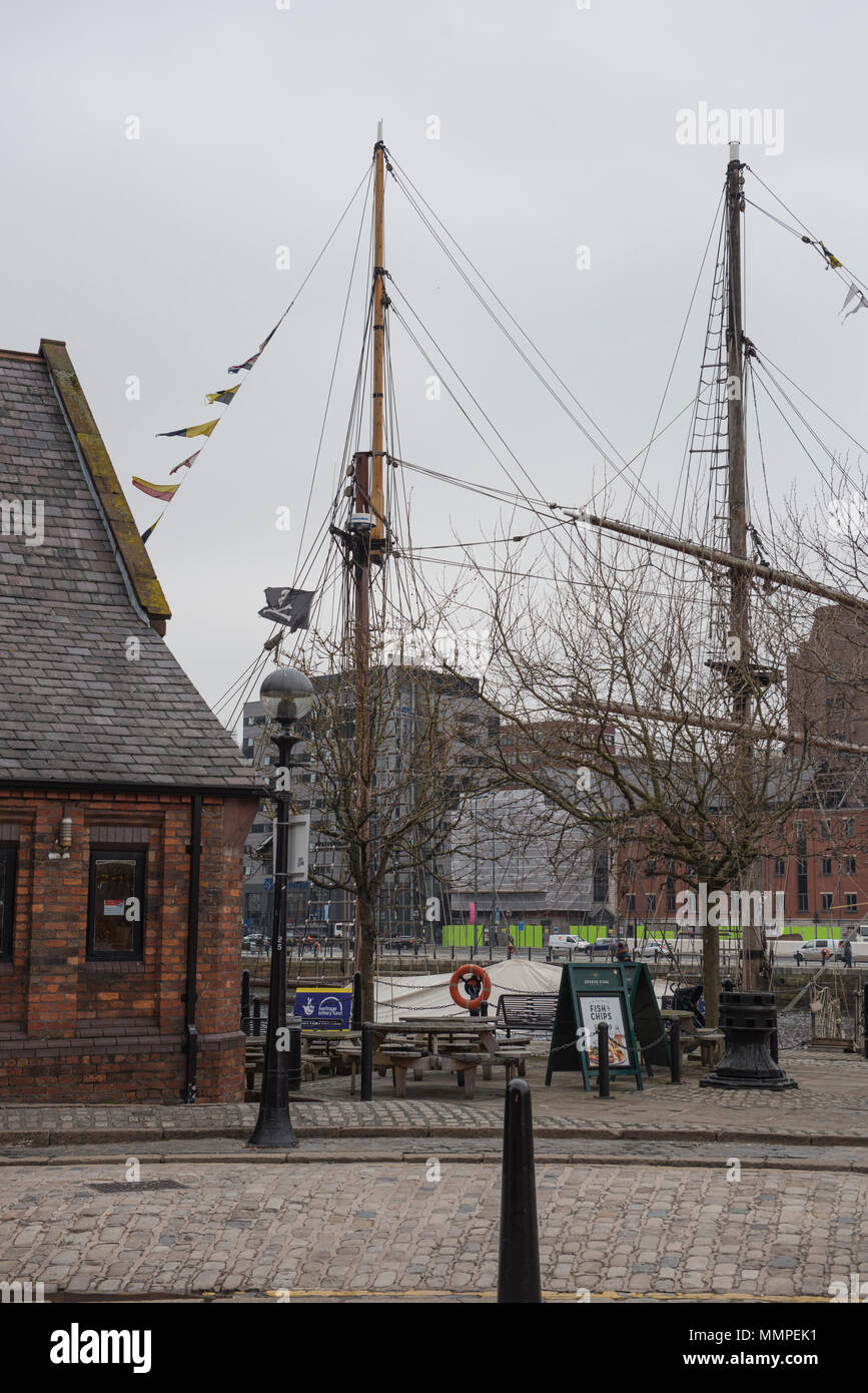 Un voilier à l'Albert Dock, Liverpool Banque D'Images