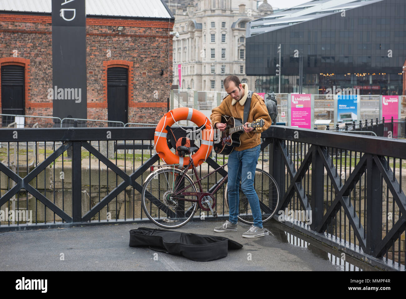 Musicien ambulant au Liverpool docks Banque D'Images