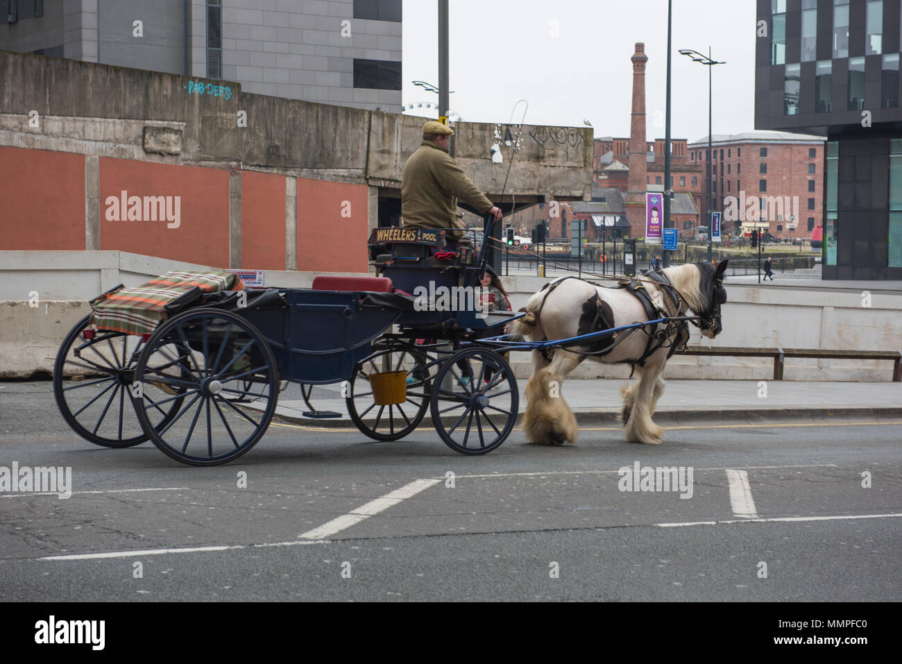 Cheval et sa voiture sur James Street, Liverpool Banque D'Images