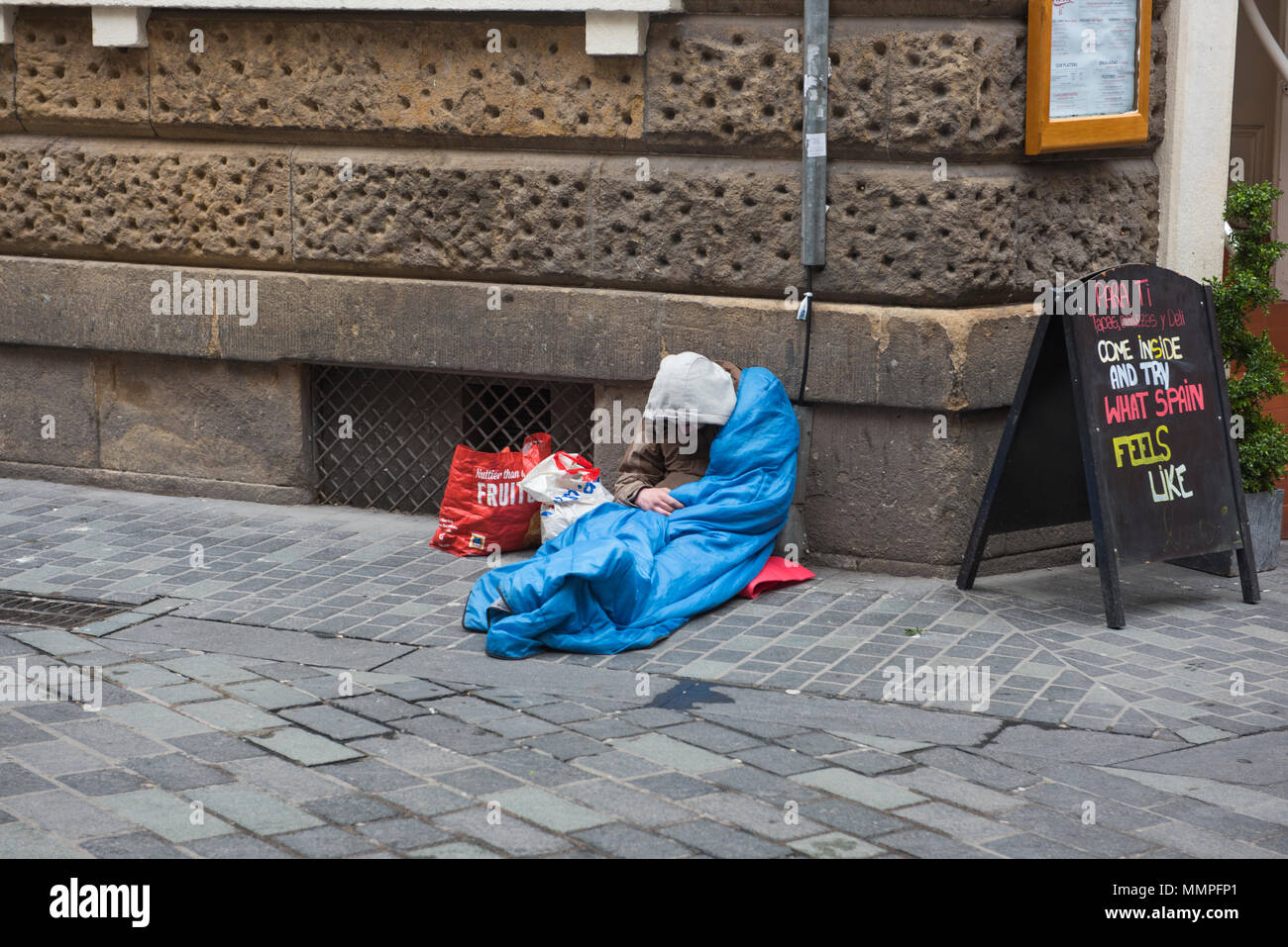 Une personne sans-abri dans un sac de couchage dans le centre-ville de Liverpool Banque D'Images