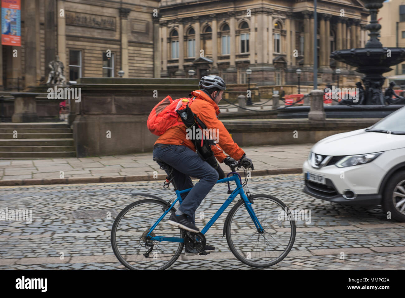Cycliste de veste orange en face de Walker Art Gallery de Liverpool Banque D'Images