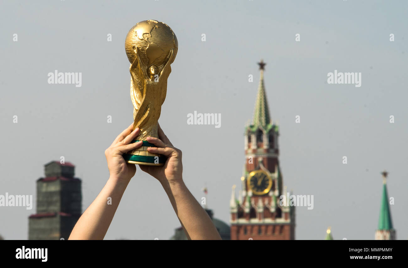 16 avril 2018 Moscou. L'homme détient le Trophée de la Coupe du Monde de football. Banque D'Images