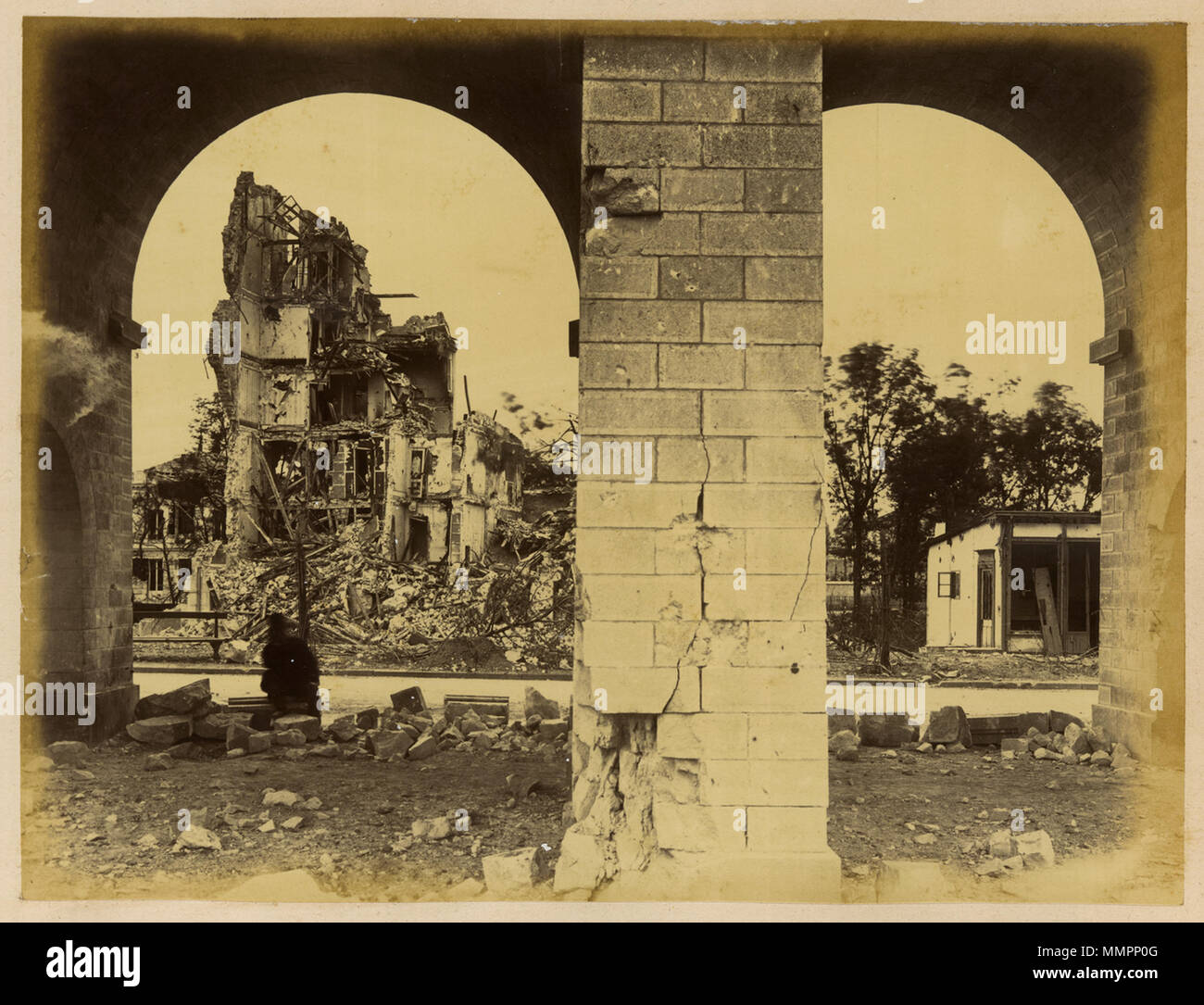 . Русский : Причиной прусской франко-стал напряженности рост войны в отношениях Пруссией Францией между и в 1860-х гг. Франция при императоре Наполеоне полна решимости проверить III была растущую отомстить Пруссии силу и за то как рассматривала она, что ряд дипломатических унижений. Пруссия канцлере Отто Бисмарке при фон считала германских государств, что война против Франции под руководством Пруссии решающим созданию станет единой Германской шагом к империи. Начался Конфликт 19 июля 1870 г. объявила войну Франция, когда. Французская ужасно неподготовленной армия оказалась и потерпела сокрушит Banque D'Images