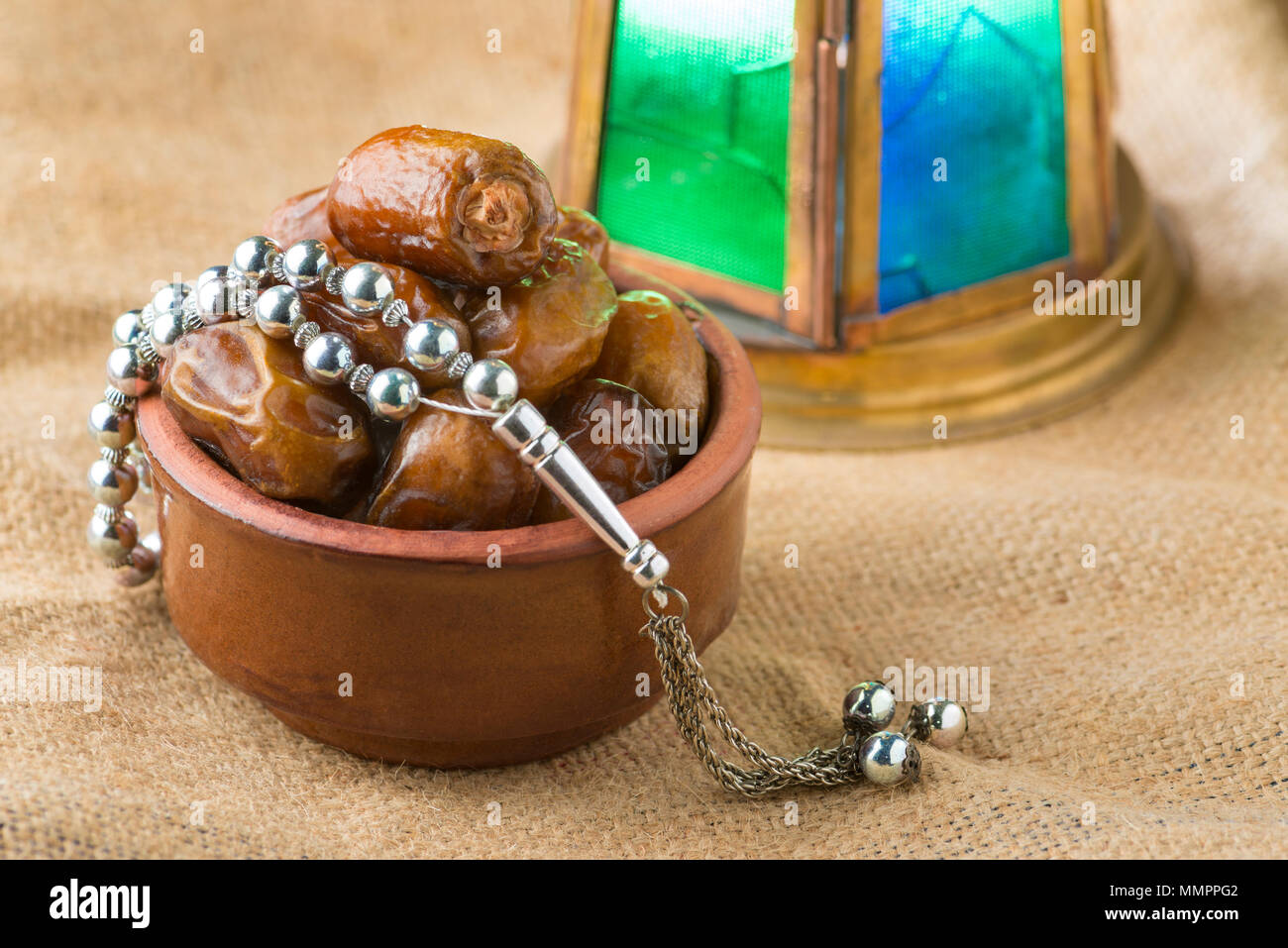 Ramadan Dattes séchées avec lanterne et Rosaire sur Vintage Background Banque D'Images
