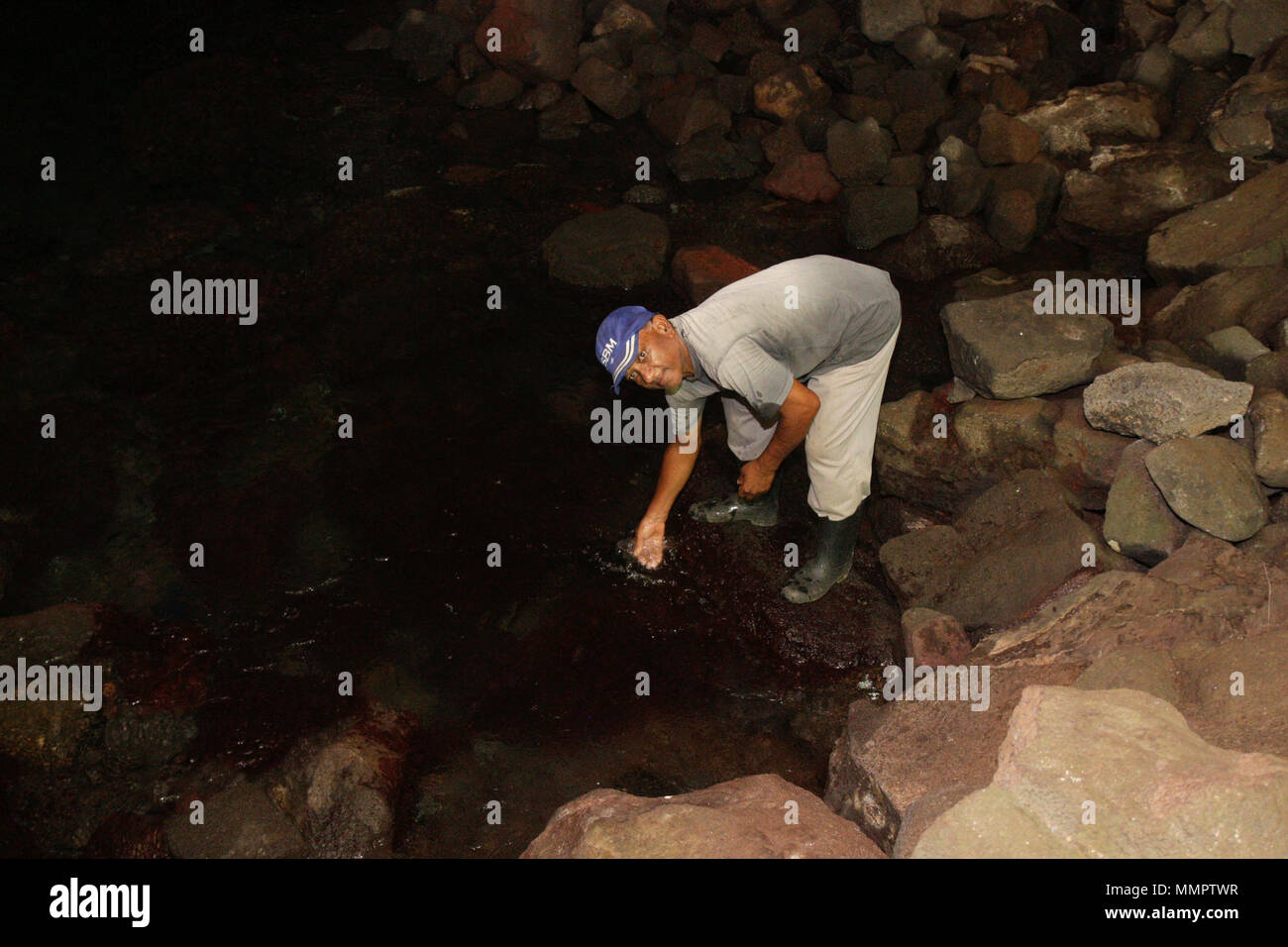 La Cave Madame est une grotte naturelle située à Roches-Noires, dans le nord-est de Maurice. Le village compte plusieurs grottes, dont certaines ont abr Banque D'Images
