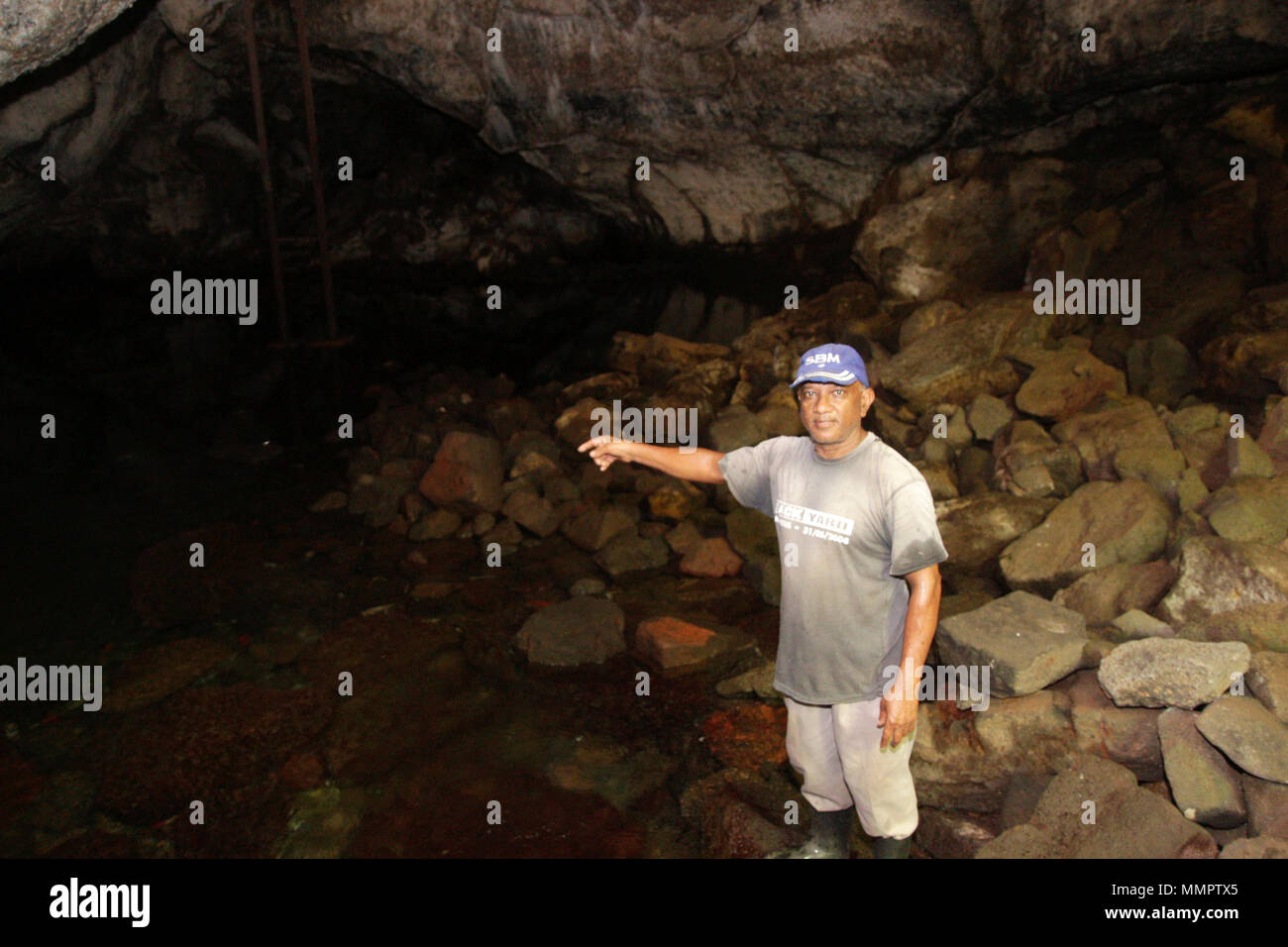 La Cave Madame est une grotte naturelle située à Roches-Noires, dans le nord-est de Maurice. Le village compte plusieurs grottes, dont certaines ont abr Banque D'Images