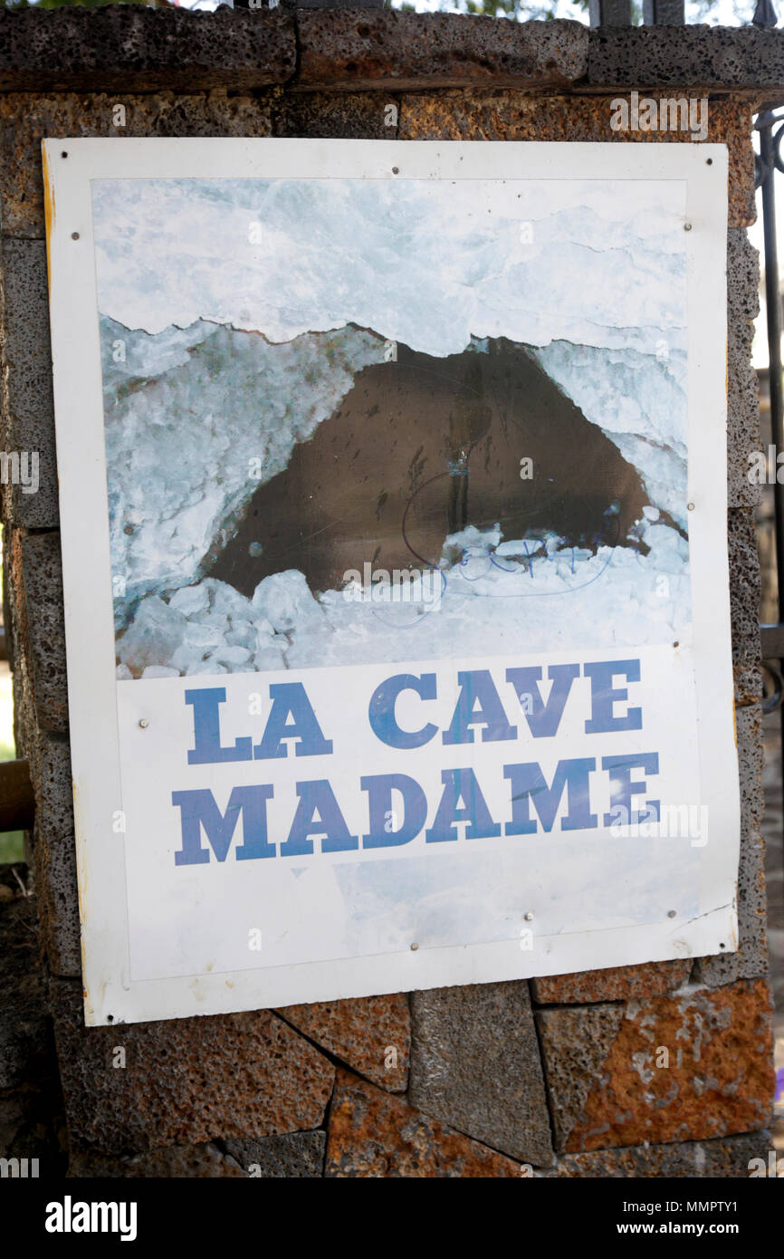 La Cave Madame est une grotte naturelle située à Roches-Noires, dans le nord-est de Maurice. Le village compte plusieurs grottes, dont certaines ont abr Banque D'Images