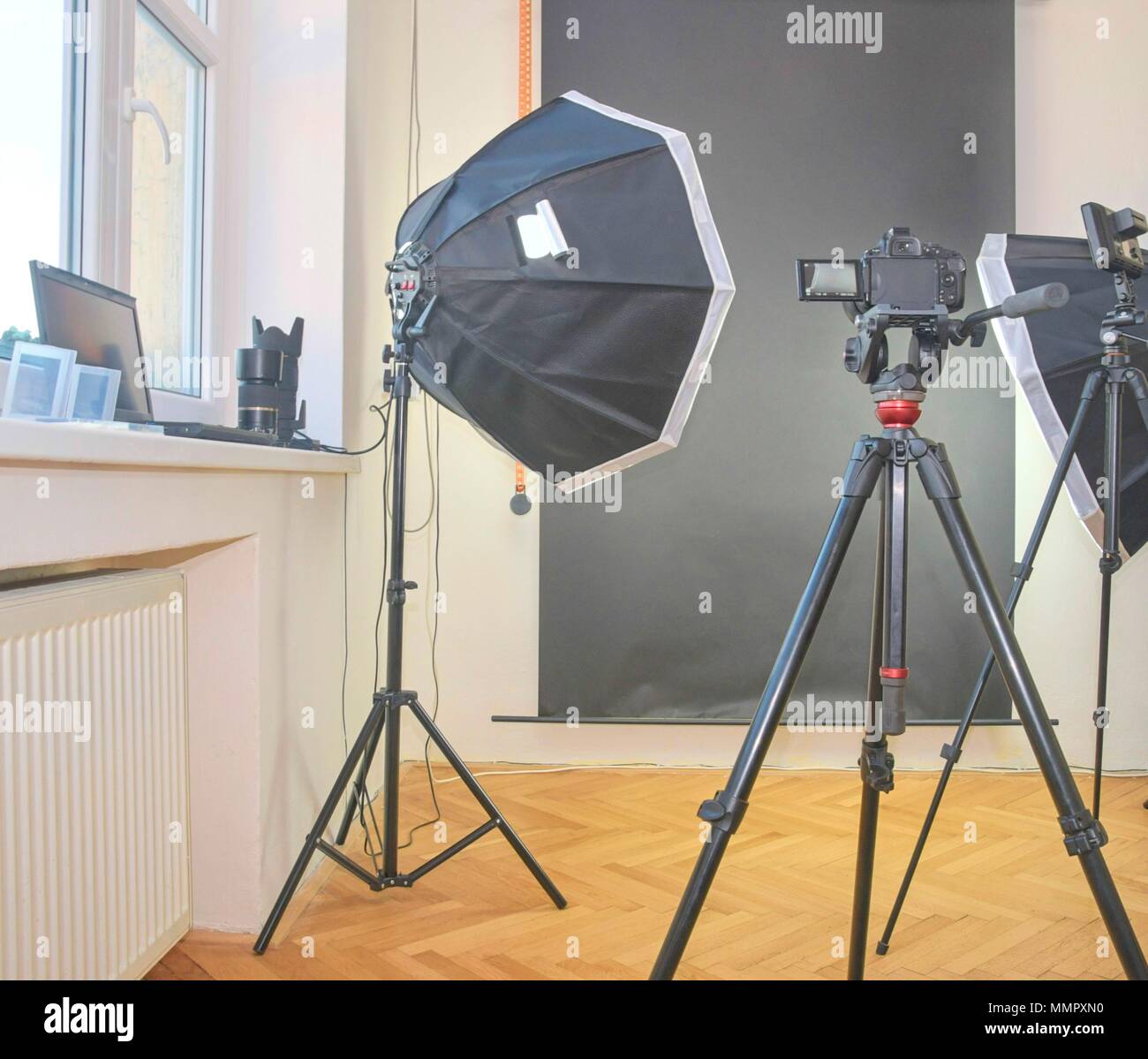 Studio photo vides avec le matériel d'éclairage. Appareil photo  professionnel, objectifs et filtres pour le photographe Photo Stock - Alamy