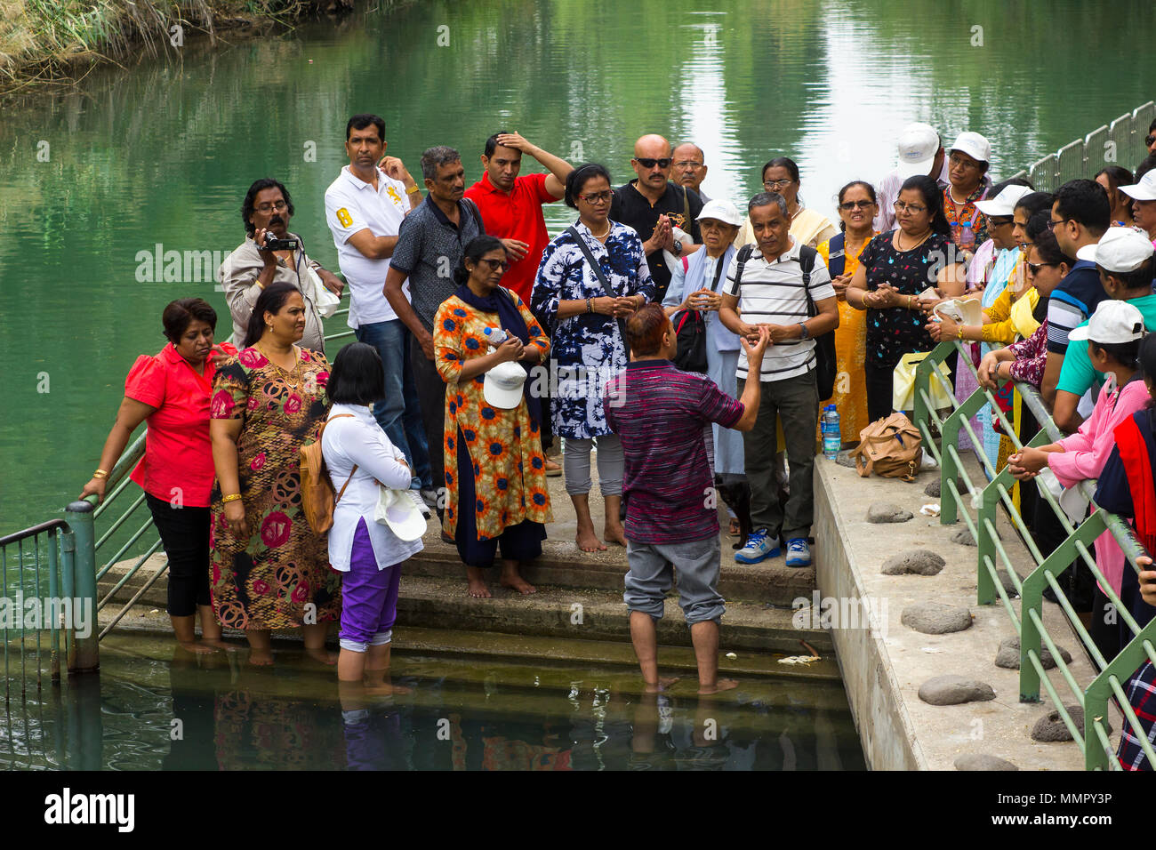 12 mai 2012 Visiteurs debout au bord de l'eau qu'ils écoutent un sermon au Baptême Yardenit Centre sur le fleuve Jourdain, Israël Banque D'Images
