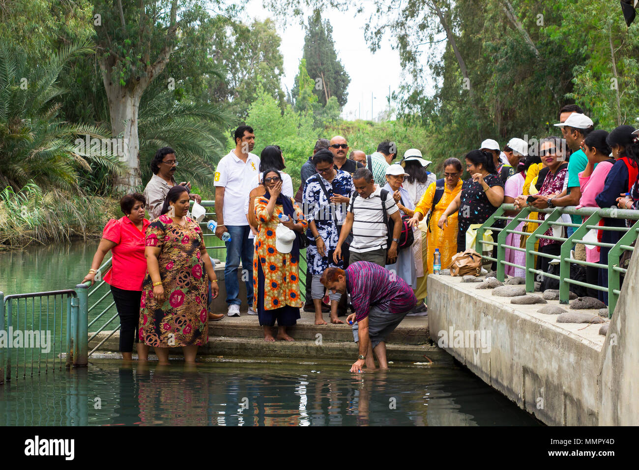 12 mai 2012 Visiteurs debout au bord de l'eau qu'ils écoutent un sermon au Baptême Yardenit Centre sur le fleuve Jourdain, Israël Banque D'Images
