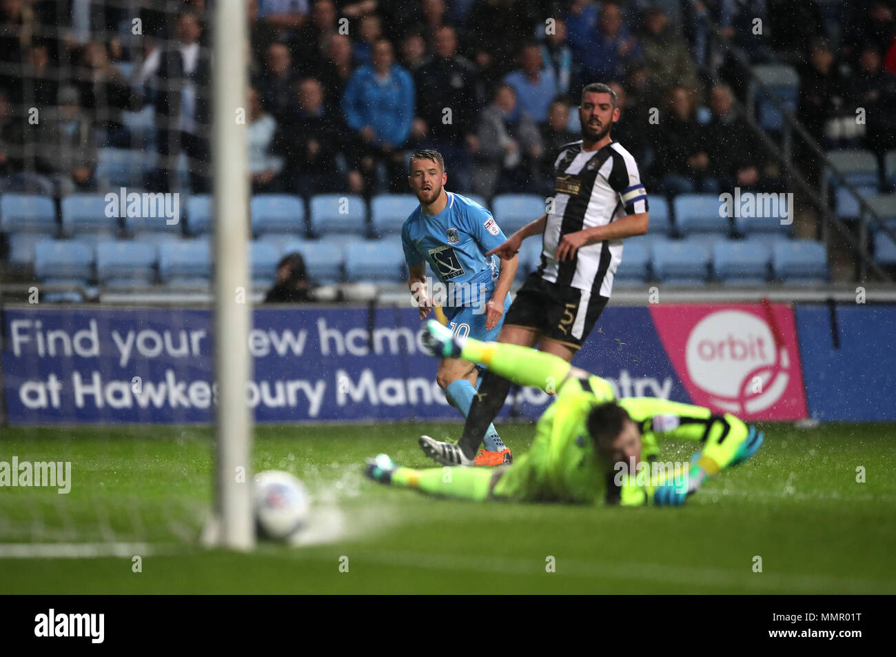 La ville de Coventry Marc McNulty (centre) montres son tir rendez large que Notts County Gardien Adam Collin (à gauche) tente de sauver le ciel pendant deux match des séries éliminatoires de la Ligue de pari au Ricoh Arena, Coventry. Banque D'Images