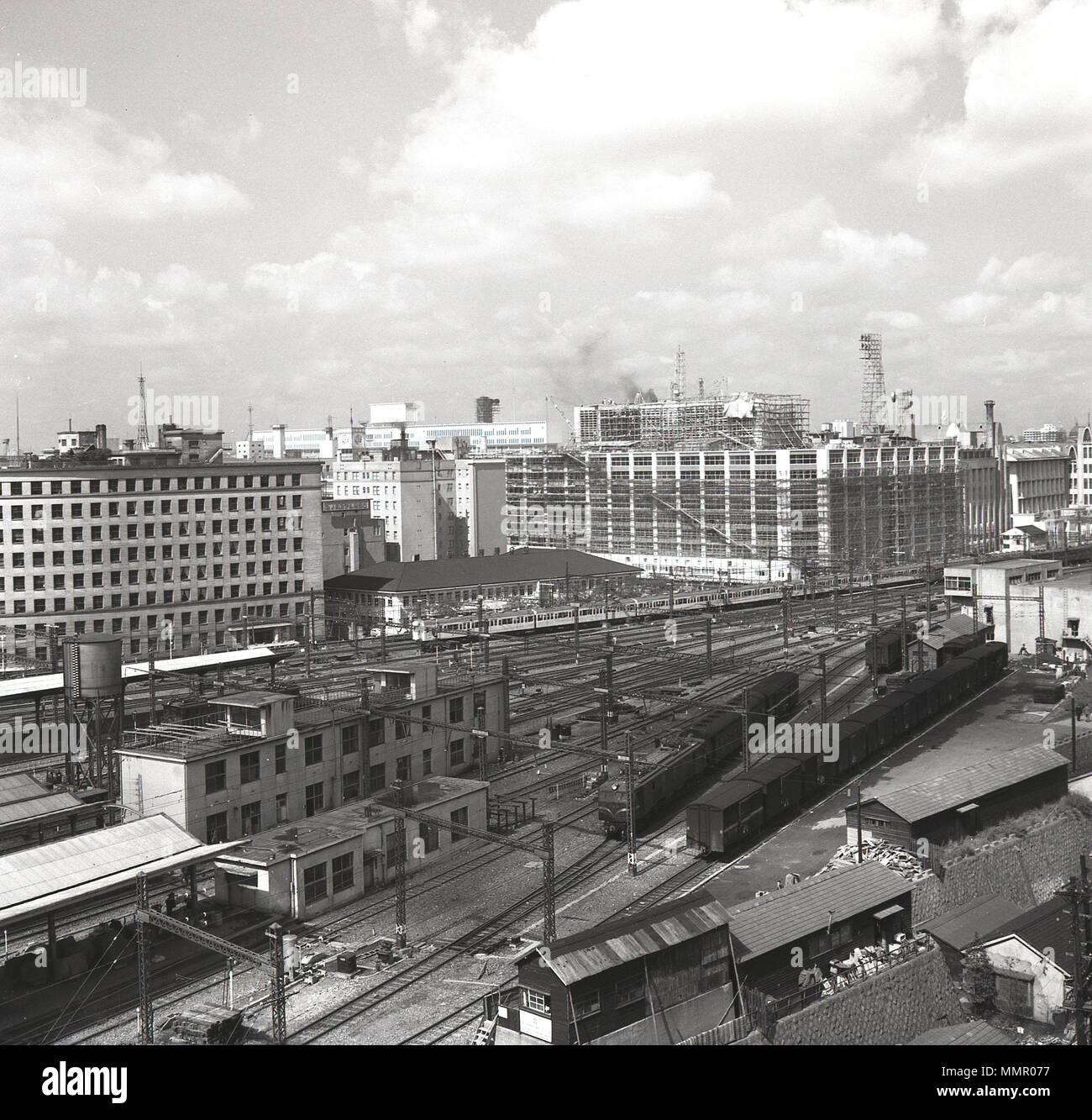 Années 1950, vue aérienne de l'époque de la ville de Tokyo avec larg immeubles de bureaux et les voies de chemin de fer. Banque D'Images