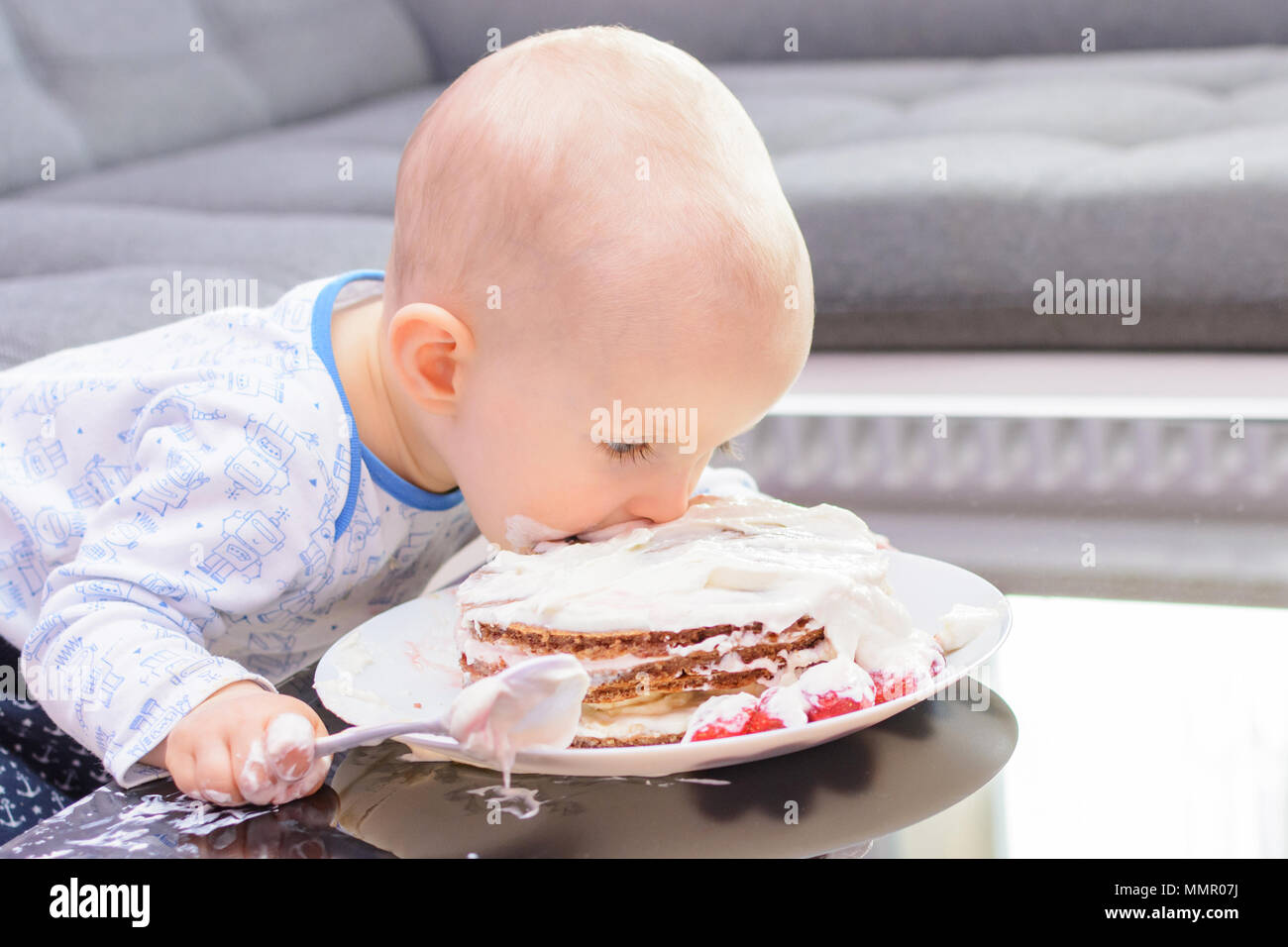 Premier Anniversaire D Un Petit Garcon Petit Garcon De Manger Le Gateau D Anniversaire Avec Une Cuillere Joyeux Anniversaire Tout Petit A Table Avec Un Gateau Petit Bebe Zgs Photo Stock Alamy