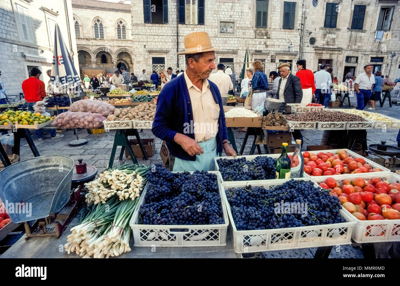 Les fruits et légumes frais vendus par les agriculteurs locaux sont en vedette dans le marché en plein air mis en place tous les jours en place Gundulic dans la vieille ville historique de Dubrovnik, une destination touristique populaire qui est en Croatie le long de la côte dalmate de la mer Adriatique. Une fois partie de l'ex-Yougoslavie, la ville fortifiée est un site du patrimoine mondial de L'et a été réparé depuis souffrant des dommages considérables au cours des années 1990 pour la guerre d'indépendance croate. Banque D'Images