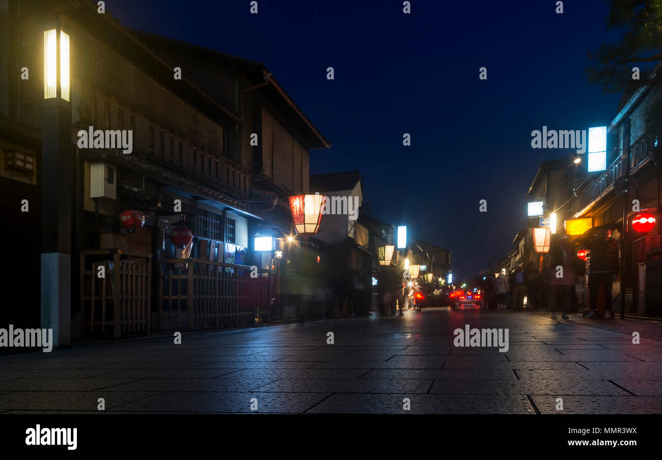 Belle rue du quartier de Gion, célèbre pour les geishas, à l'heure bleue, Kyoto, Japon Banque D'Images