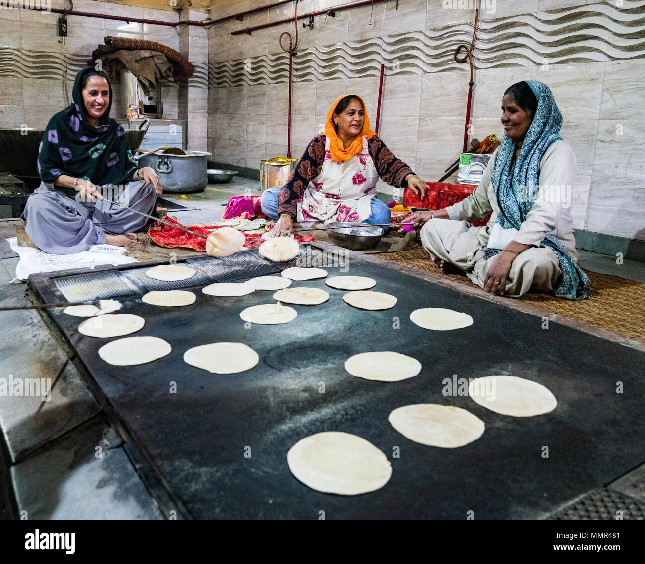New Dehli, Inde, 20 févr. 2018 - Les femmes préparer le pan (pain) pour des repas gratuits pour les visiteurs de temple Sikh Banque D'Images