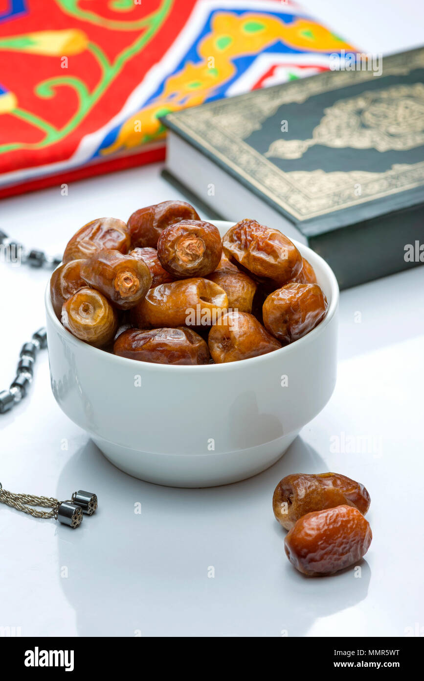 Ramadan Dattes séchées avec Coran et Rosaire sur Vintage Background Banque D'Images