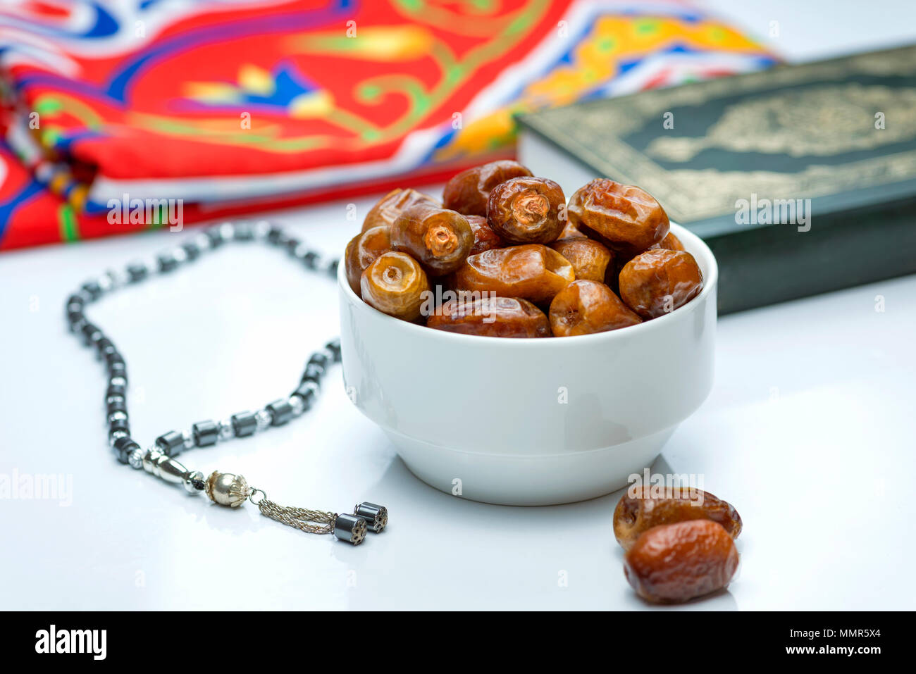 Ramadan Dattes séchées avec Coran et Rosaire sur Vintage Background Banque D'Images