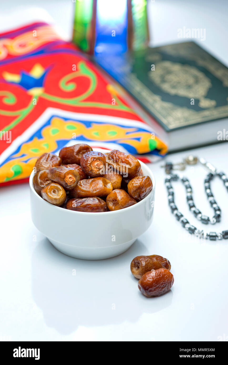 Ramadan Dattes séchées avec Coran et Rosaire sur Vintage Background Banque D'Images