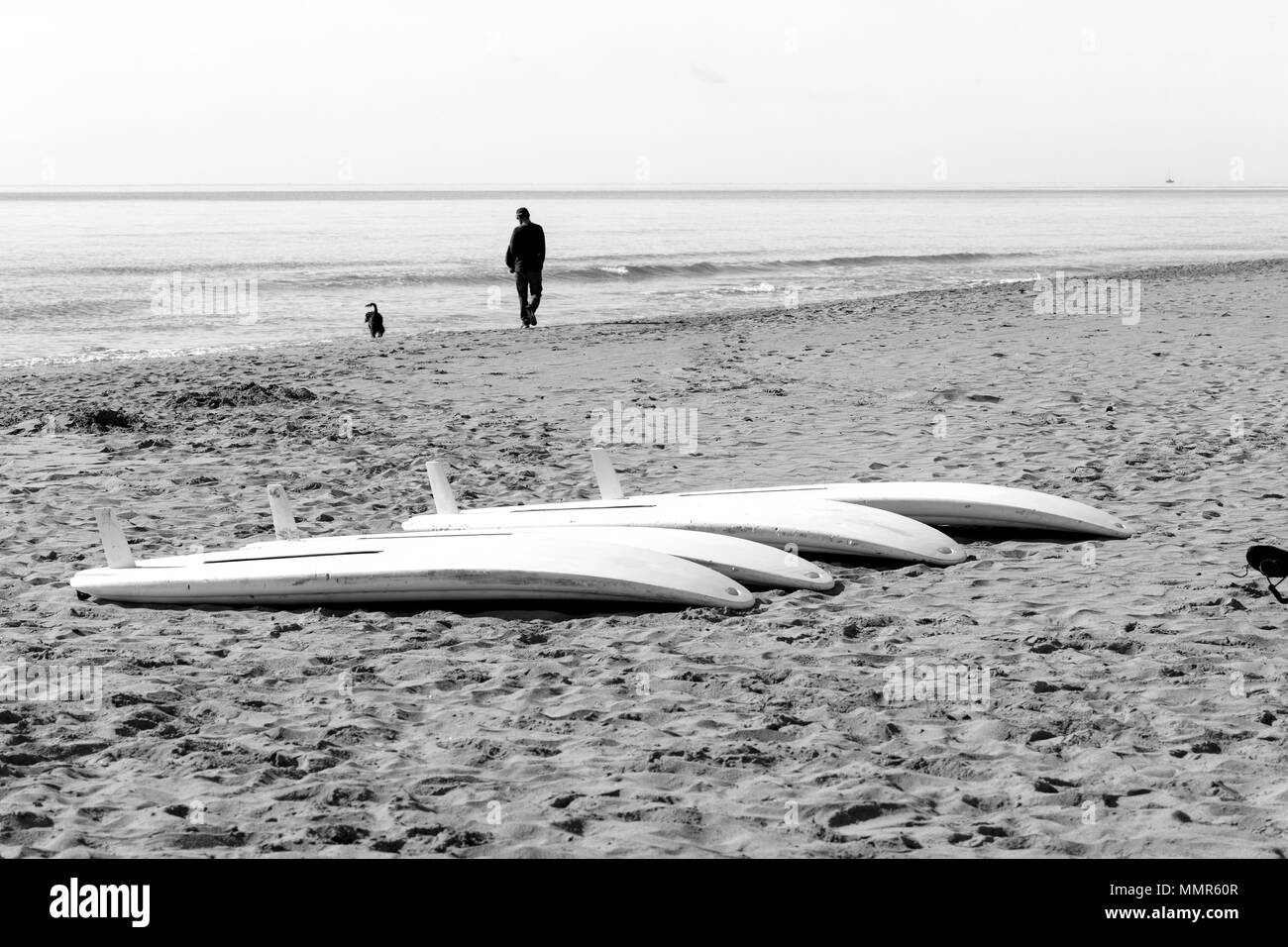 Planche à voile les tables sur le sable d'une plage de la Méditerranée Banque D'Images