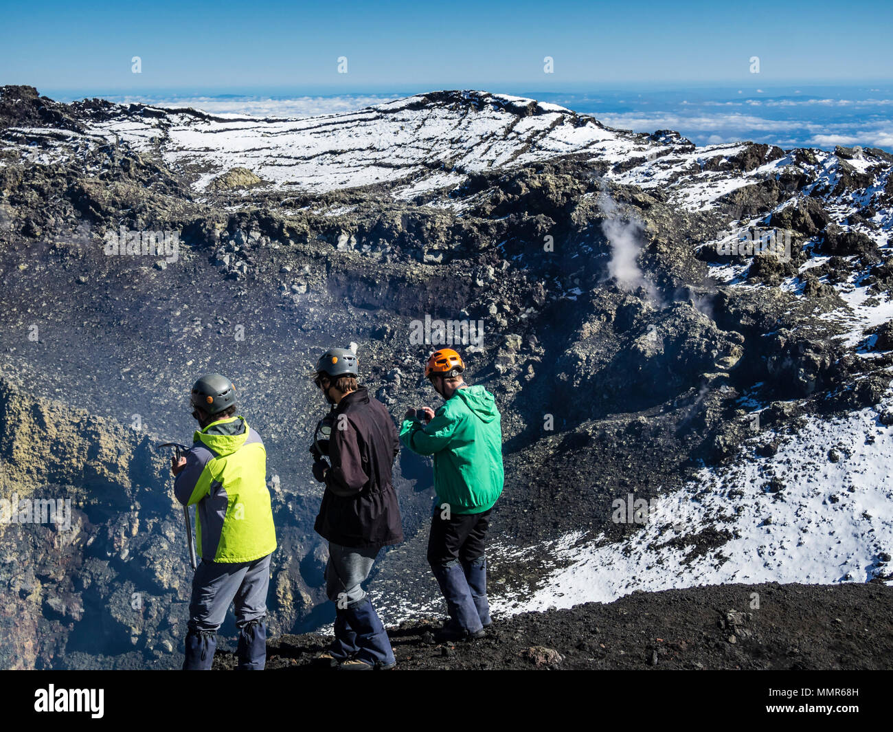 Touristes prenant des photos au cratère du volcan Villarica, visite guidée, près de Pucon, Chili Banque D'Images