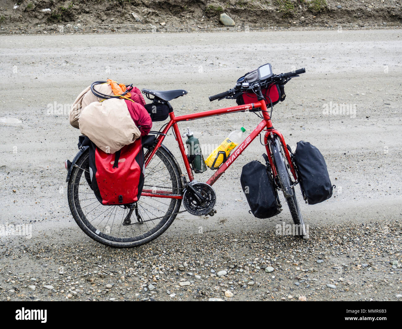 Vélo sur route près d'Ushuaia, montagnes couvertes de neige, gravier, Patagonie, Ushuaia, Argentine Banque D'Images