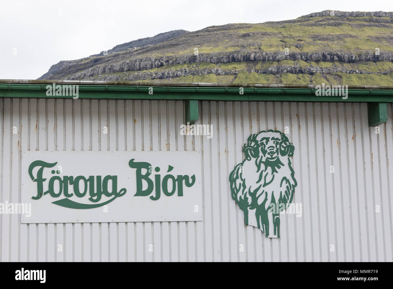 La figure d'un bélier, symbole et la marque de la brasserie familiale Foroya Bjor, Klaksvik, Bordoy Island, Îles Féroé Banque D'Images