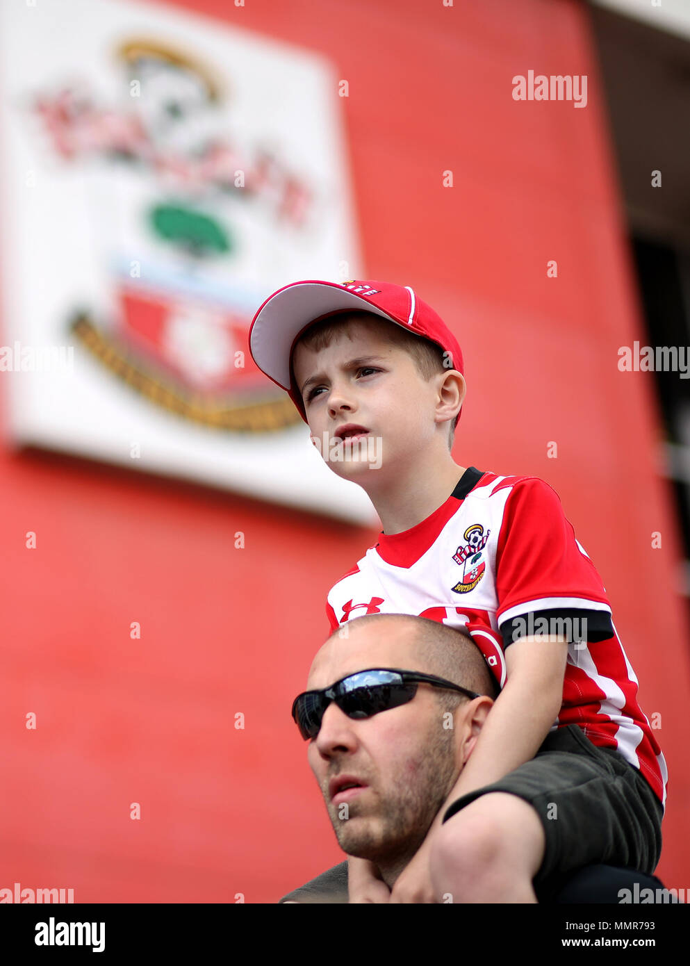 Fans de Southampton avant le premier match de championnat à St Mary's Stadium, Southampton. Banque D'Images