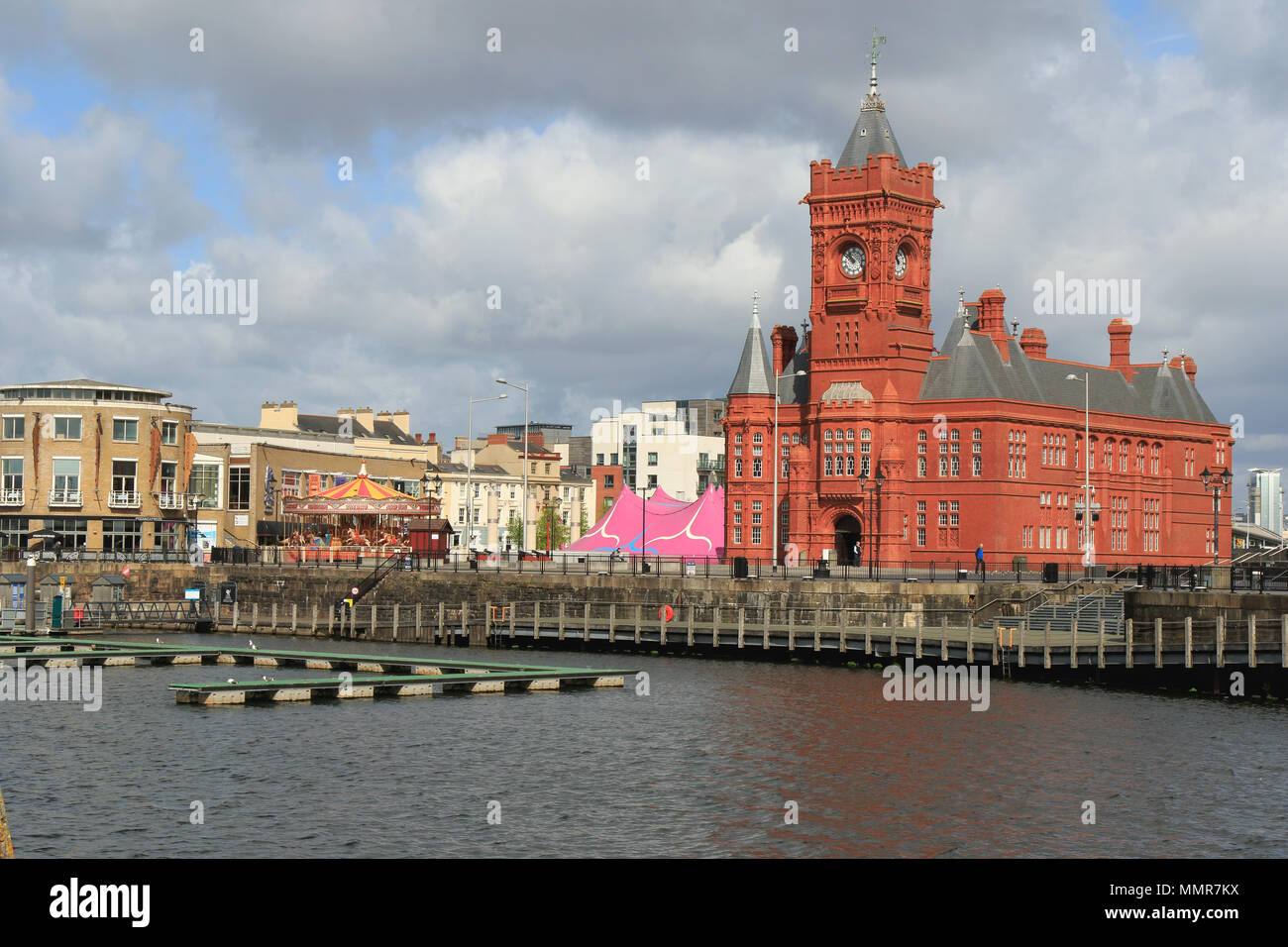 Cardiff Bay montrant le Pierhead Building, Cardiff. South Wales, UK. Banque D'Images