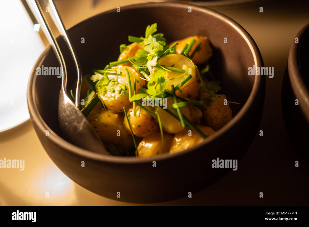 Pomme de terre rôti au beurre de coriandre et ciboulette servi en accompagnement dans un restaurant Banque D'Images