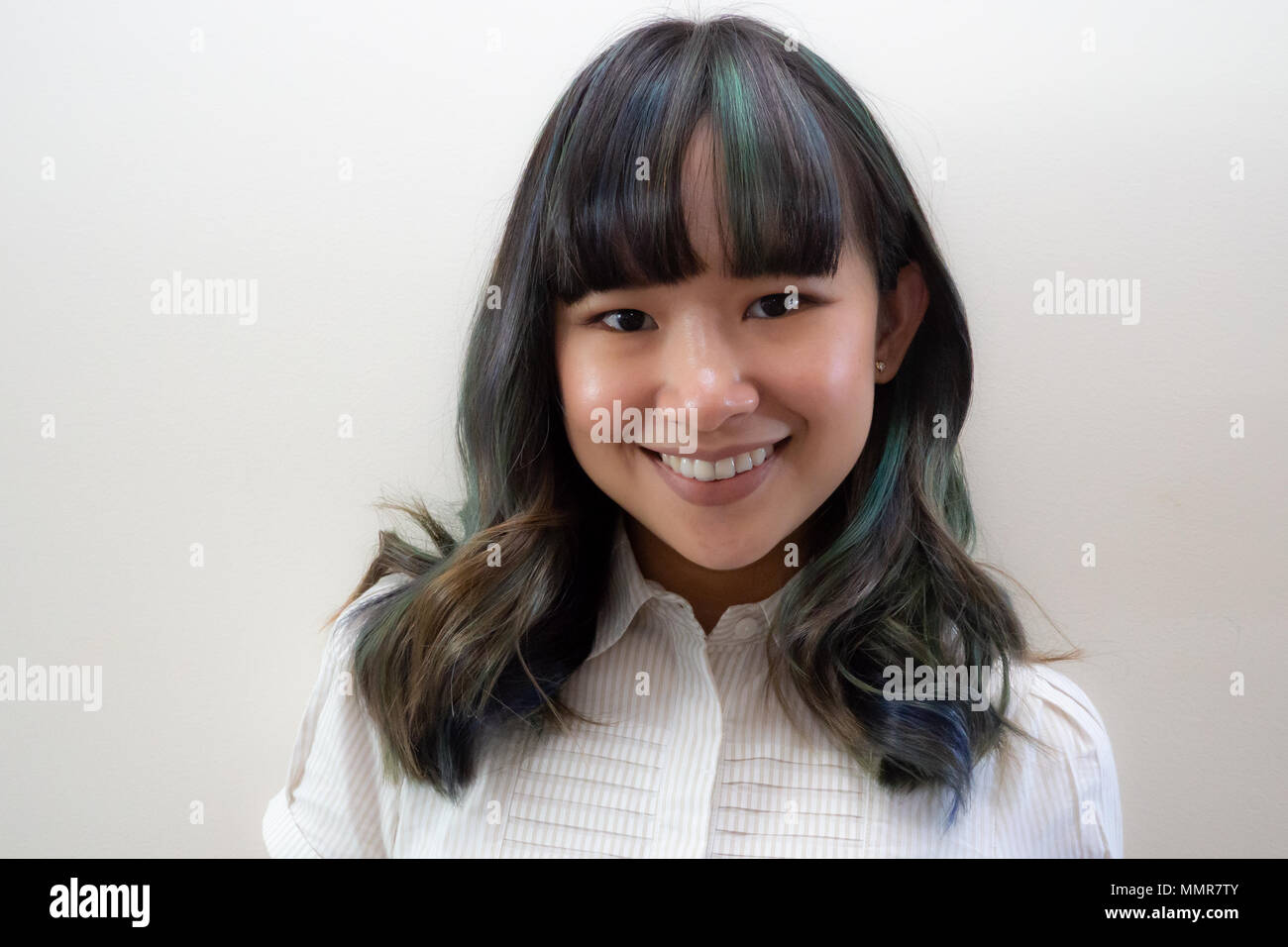 Portrait de jeune femme asiatique avec des cheveux vert et bleu Banque D'Images