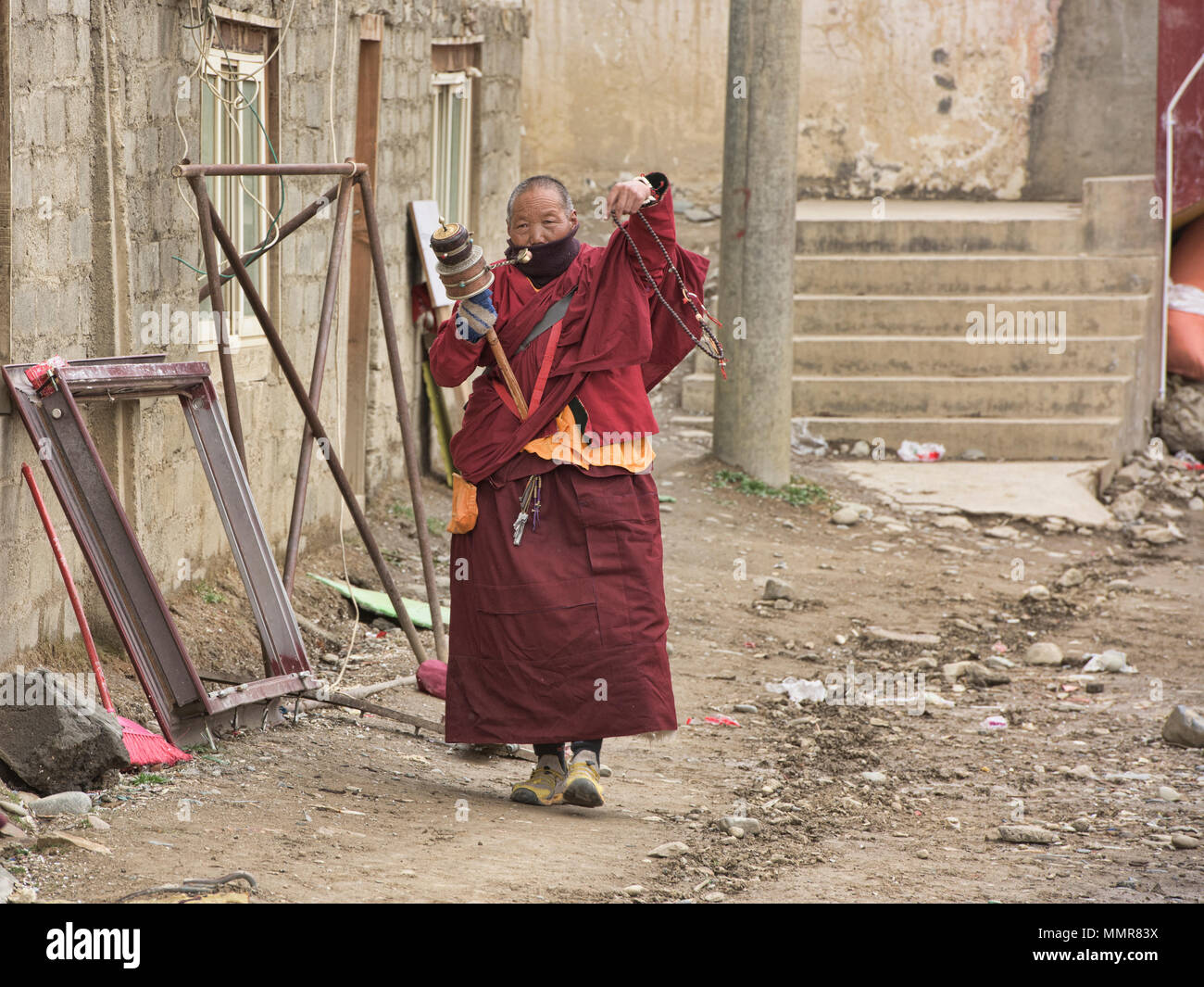 Moine tibétain avec prières, Yarchen Gar, Sichuan, Chine Banque D'Images