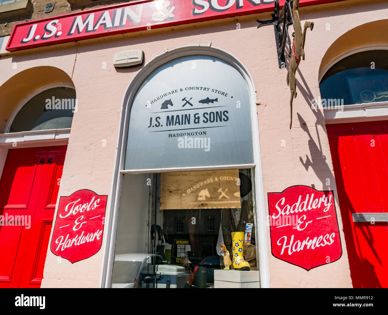 Boutique à l'ancienne, avant J S'& Sons selliers, High Street, Haddington, East Lothian, Scotland, UK avec de l'or l'inscription suspendue au-dessus de la porte Banque D'Images