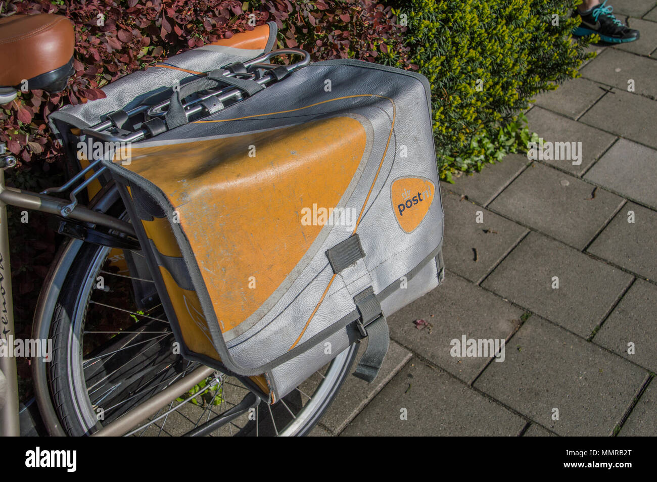 Location sac du Post.nl à Haarlem Pays-Bas Banque D'Images